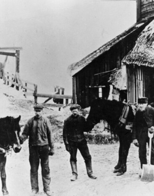 Arbeidere ved Ljusnedals bruk. Fotograf ukjent. Kilde: Stiftelsen Jamtlis Samlingar