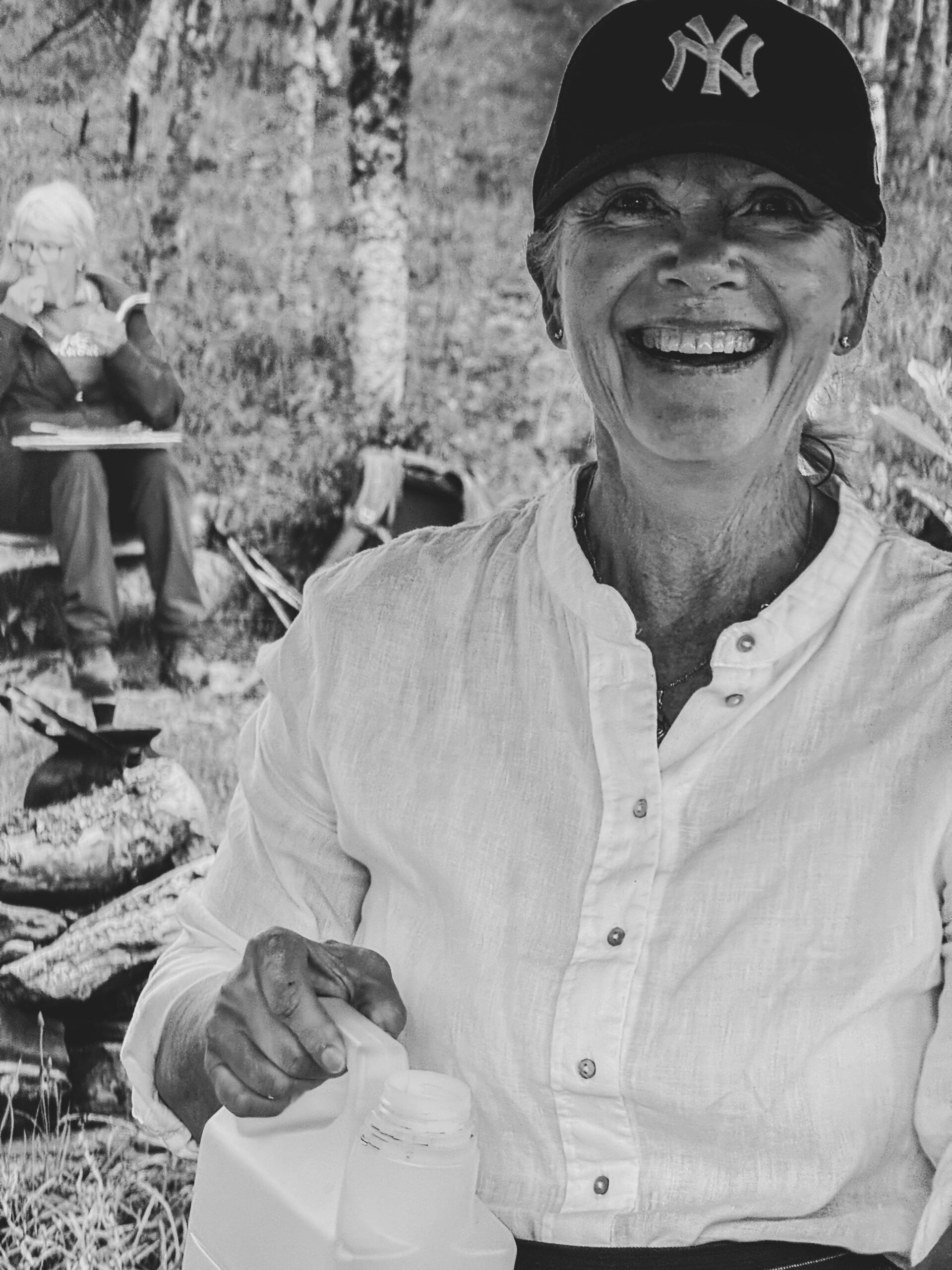 Elisabeth Werner fra Bruksvallarnas Byalagsförening tar imot vandrere ved den gamle gruvstuggu under Gruvdagen. Foto: Marit Manfredsdotter