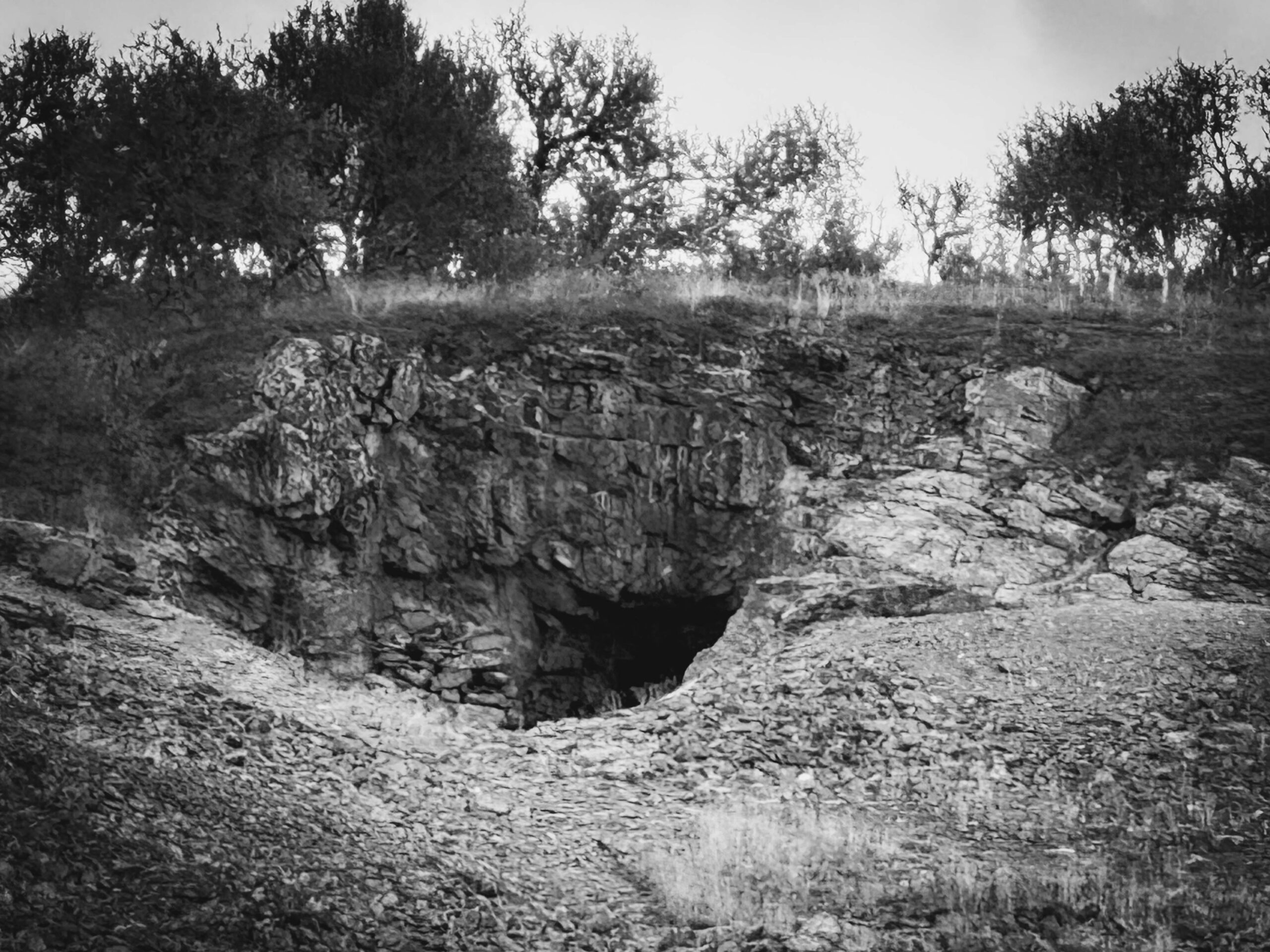 Kruttlukten henger fortsatt i luften fra den mørke gruvegangen, og historiens vingeslag hvisker gjennom fjellets tause dyp. Foto: Marit Manfredsdotter